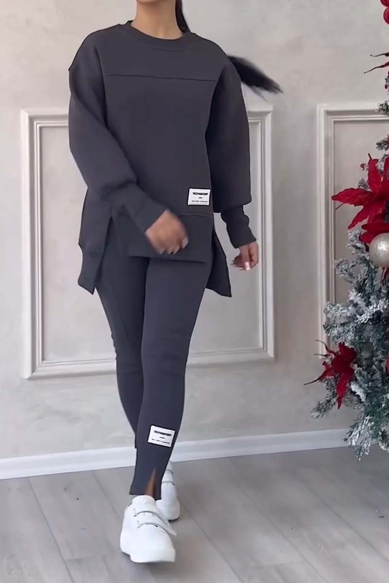 Conjunto irregular compuesto por sudadera estampada de manga larga y leggings.-ES
