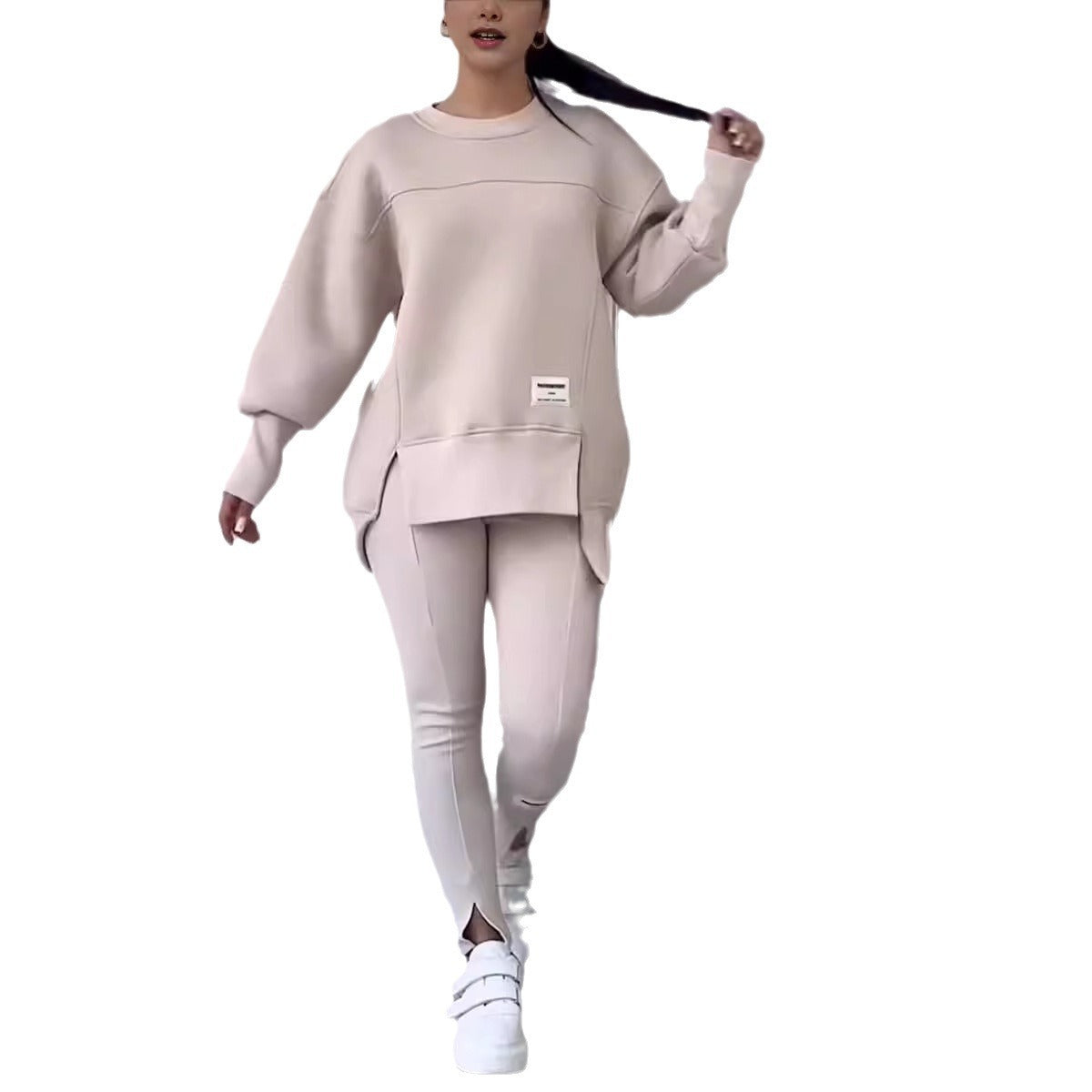 Conjunto irregular compuesto por sudadera estampada de manga larga y leggings.-ES
