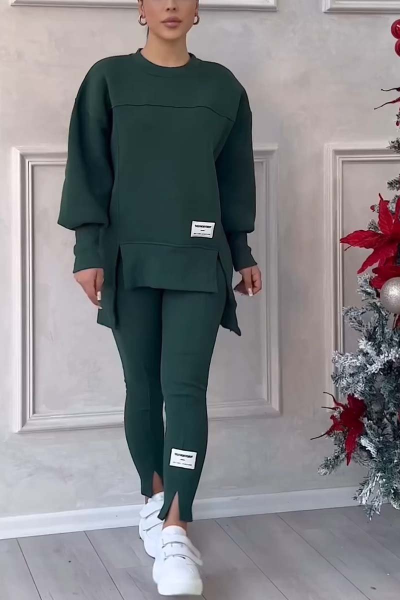 Conjunto irregular compuesto por sudadera estampada de manga larga y leggings.-ES