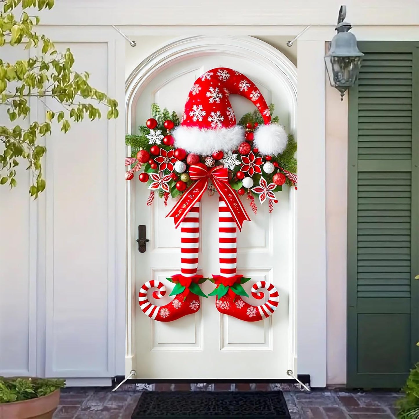 Pancarta navideña con piernas de elfo en la puerta.-ES
