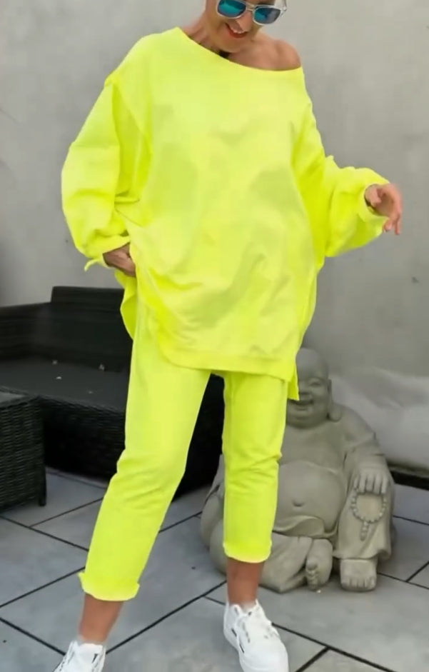 Traje casual de verano para mujer con cuello redondo y abertura en color claro.-ES