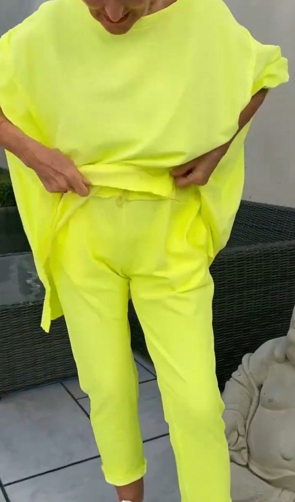 Traje casual de verano para mujer con cuello redondo y abertura en color claro.-ES
