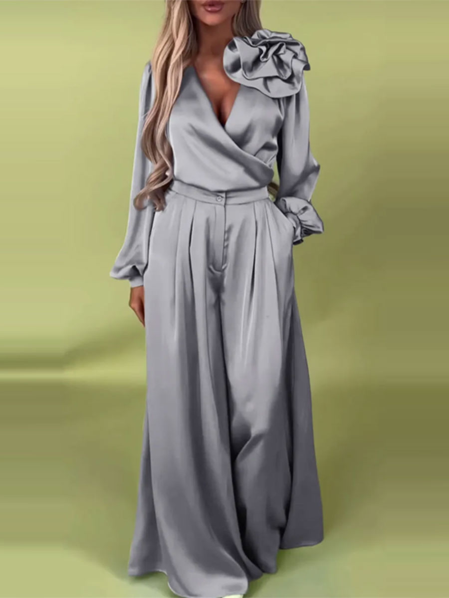 Lujoso conjunto con camisa de satén y pantalón ancho.-ES