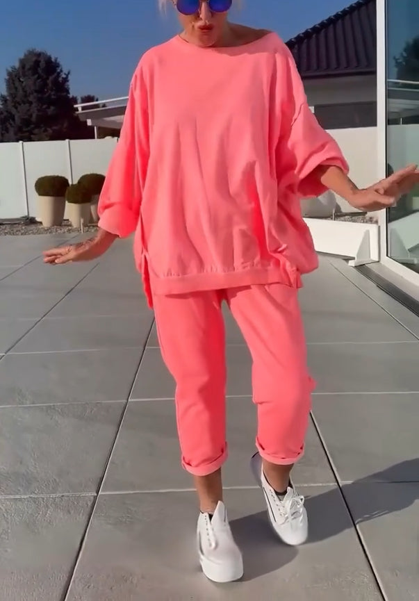 Traje casual de verano para mujer con cuello redondo y abertura en color claro.-ES