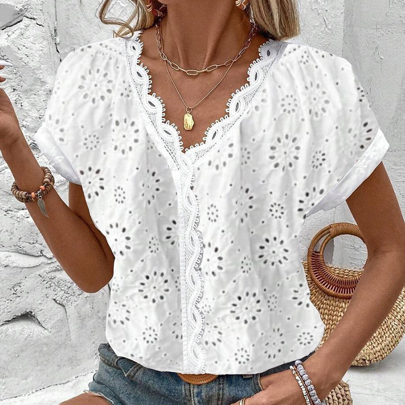 Elegante blusa de encaje blanco con mangas cortas y escote en pico.-ES
