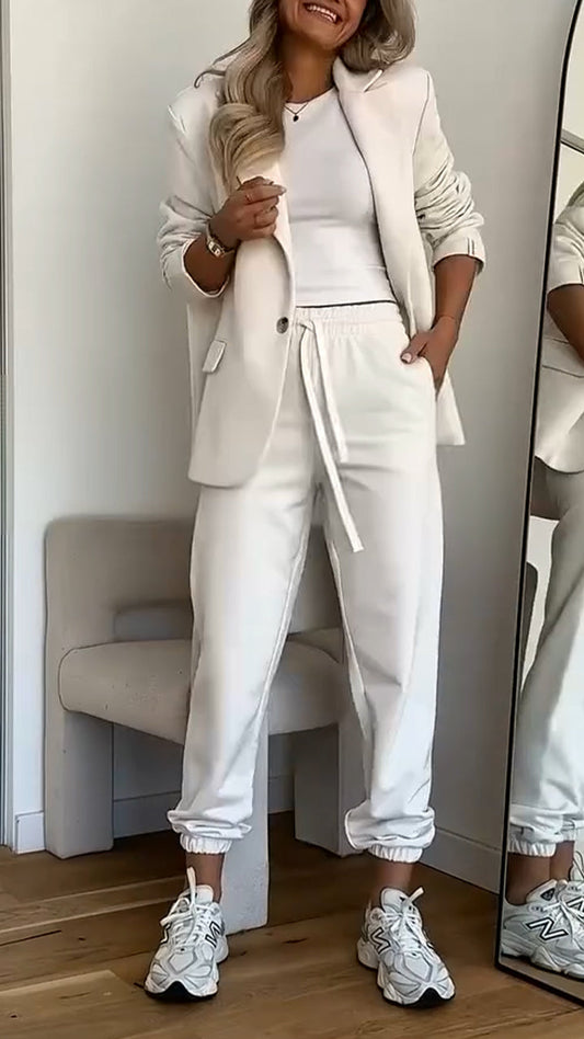 Ένα μοντέρνο καθημερινό γυναικείο κοστούμι με μονόχρωμο σχέδιο και πέτα.-GR