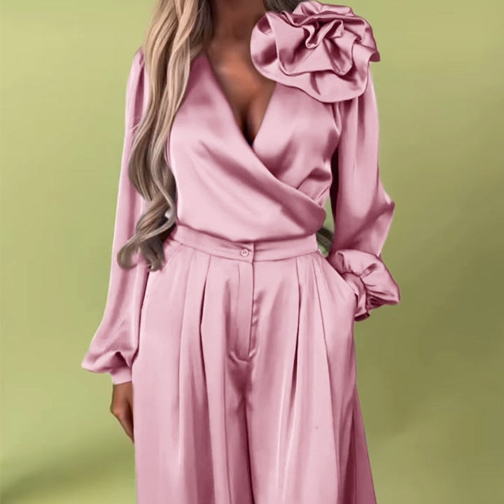 Lujoso conjunto con camisa de satén y pantalón ancho.-ES