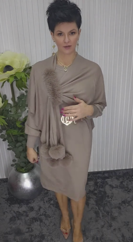 Suknelė ilgomis rankovėmis ir apvalia iškirpte, su pliušiniais elementais dekoruota skara.-LT