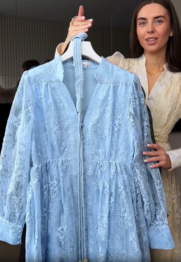 Moteriška suknelė su V formos iškirpte, gausiai siuvinėta-LT