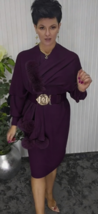 Suknelė ilgomis rankovėmis ir apvalia iškirpte, su pliušiniais elementais dekoruota skara.-LT