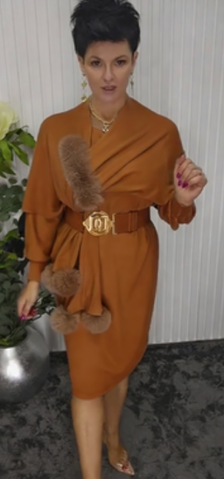 Suknelė ilgomis rankovėmis ir apvalia iškirpte, su pliušiniais elementais dekoruota skara.-LT