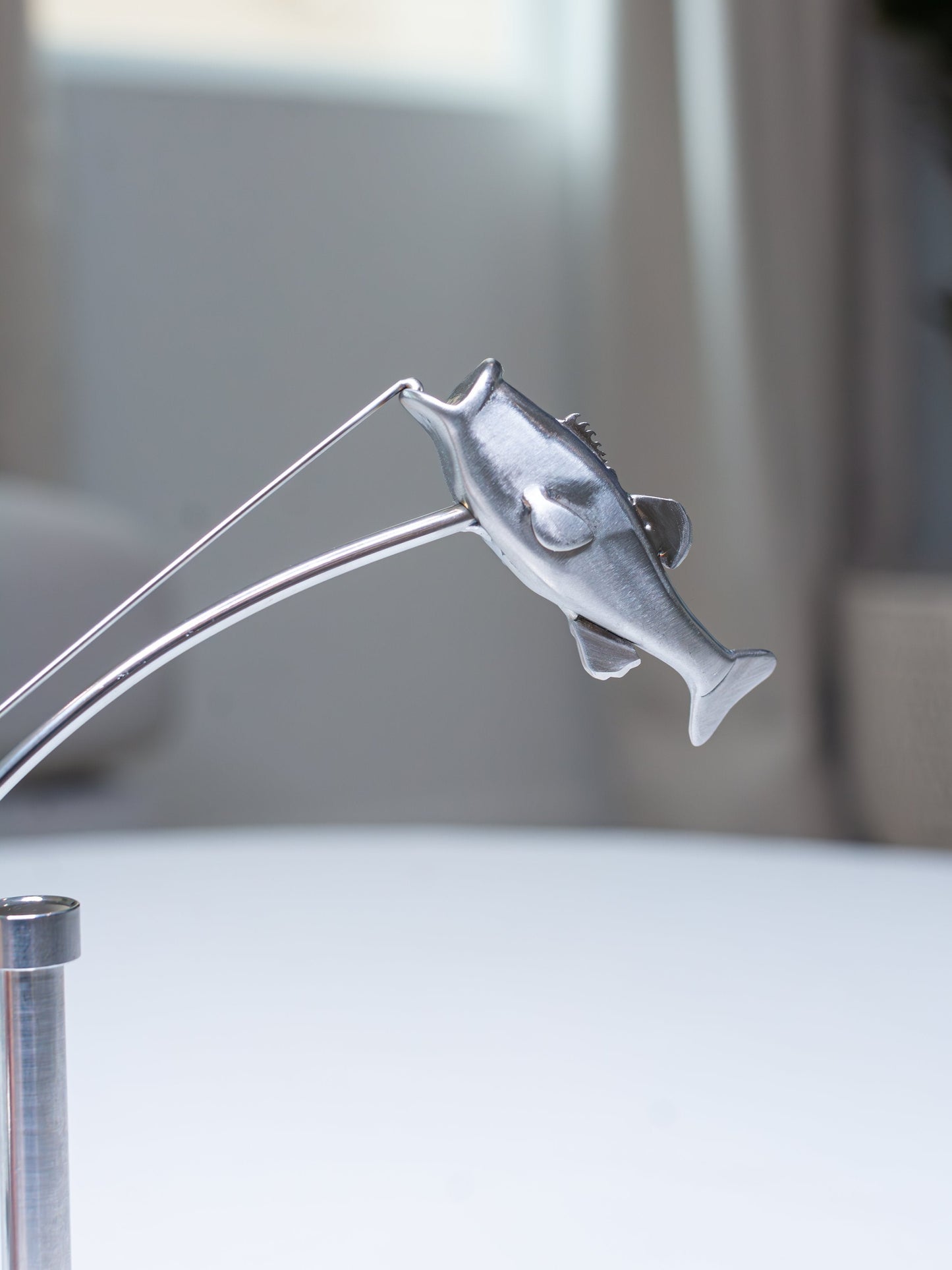 Escultura de pescador en equilibrio-ES