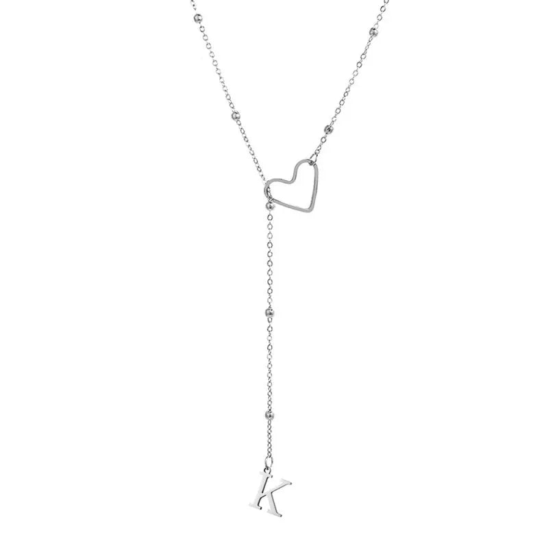 Collar en forma de Y con inicial y corazón-ES