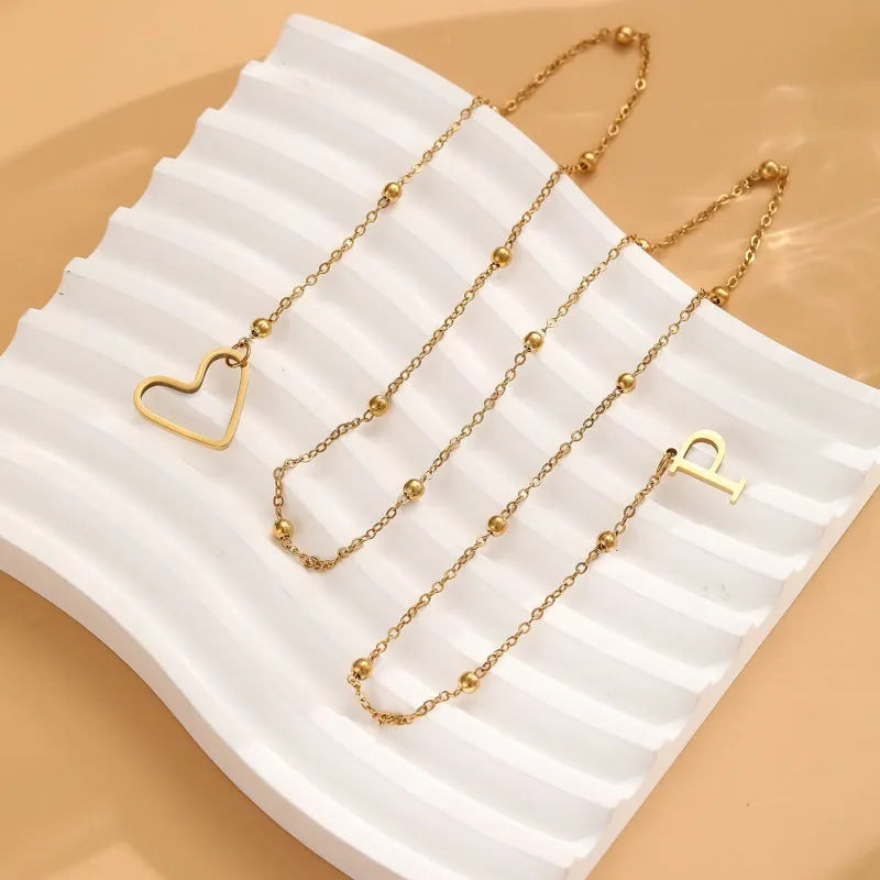Collar en forma de Y con inicial y corazón-ES