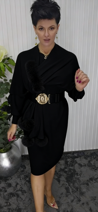 Suknelė ilgomis rankovėmis ir apvalia iškirpte, su pliušiniais elementais dekoruota skara.-LT