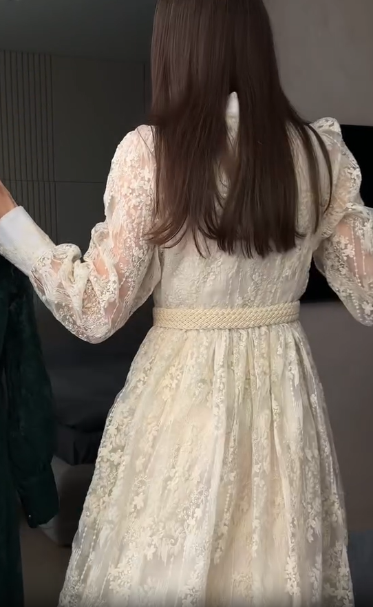 Moteriška suknelė su V formos iškirpte, gausiai siuvinėta-LT