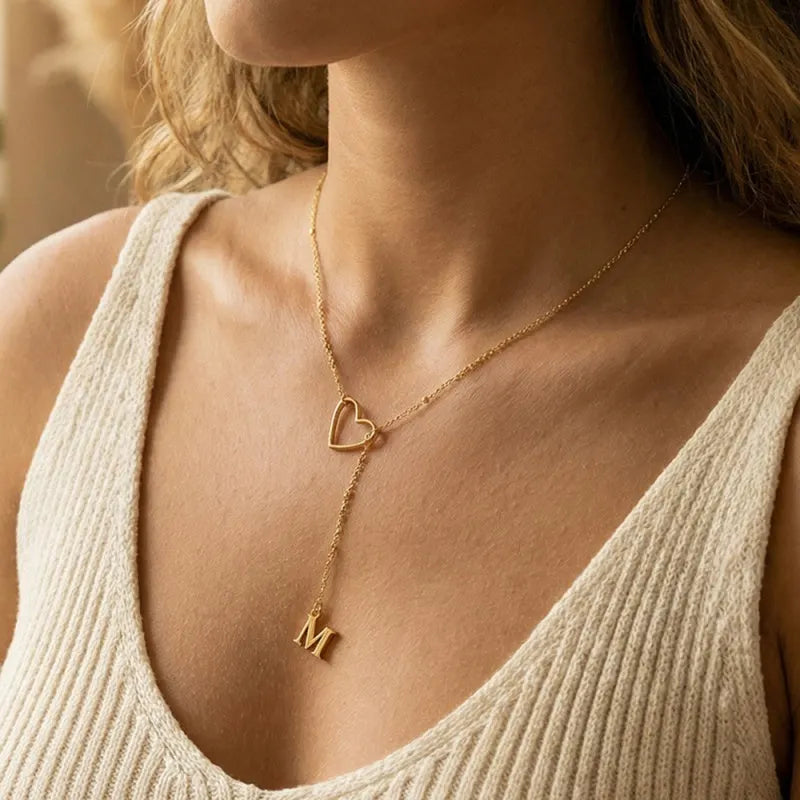 Collar en forma de Y con inicial y corazón-ES