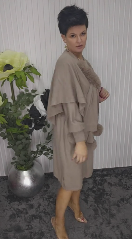 Suknelė ilgomis rankovėmis ir apvalia iškirpte, su pliušiniais elementais dekoruota skara.-LT