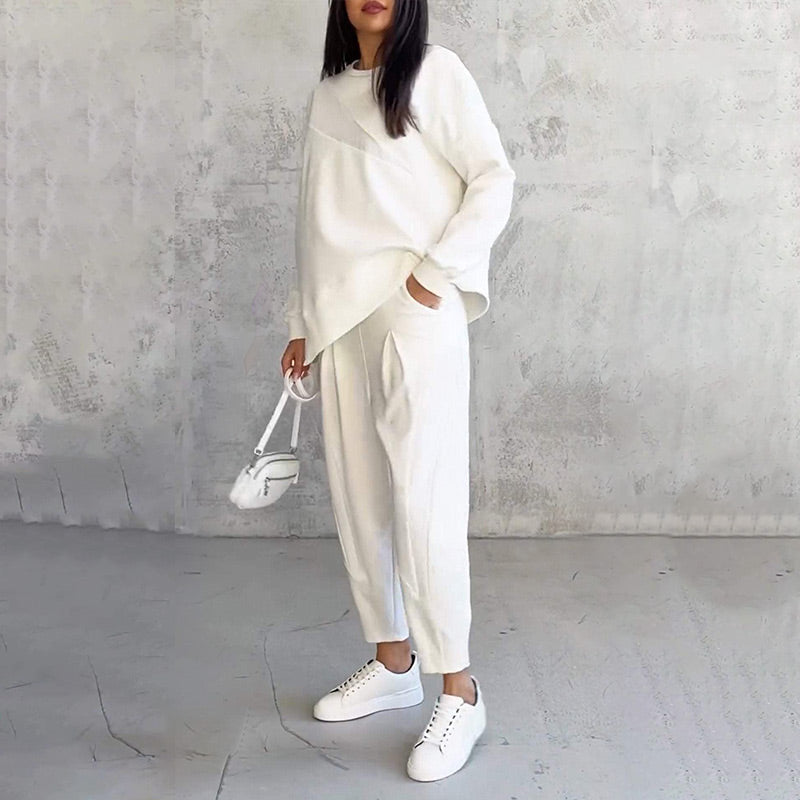 Moteriškas komplektas, kurį sudaro ilgomis rankovėmis palaidinė ir kelnės su netaisyklingu apvadu-LT