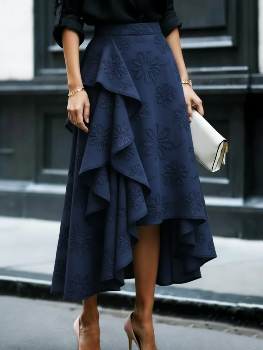 Falda elegante y romántica con volantes y bordados florales.-ES