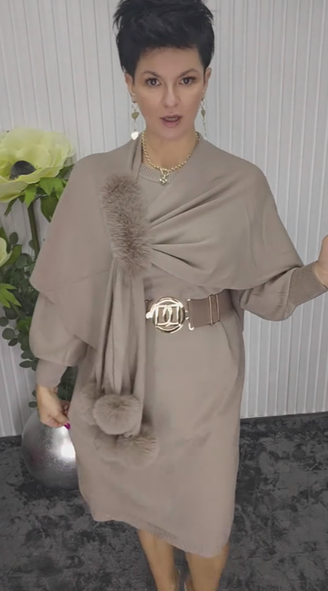 Suknelė ilgomis rankovėmis ir apvalia iškirpte, su pliušiniais elementais dekoruota skara.-LT