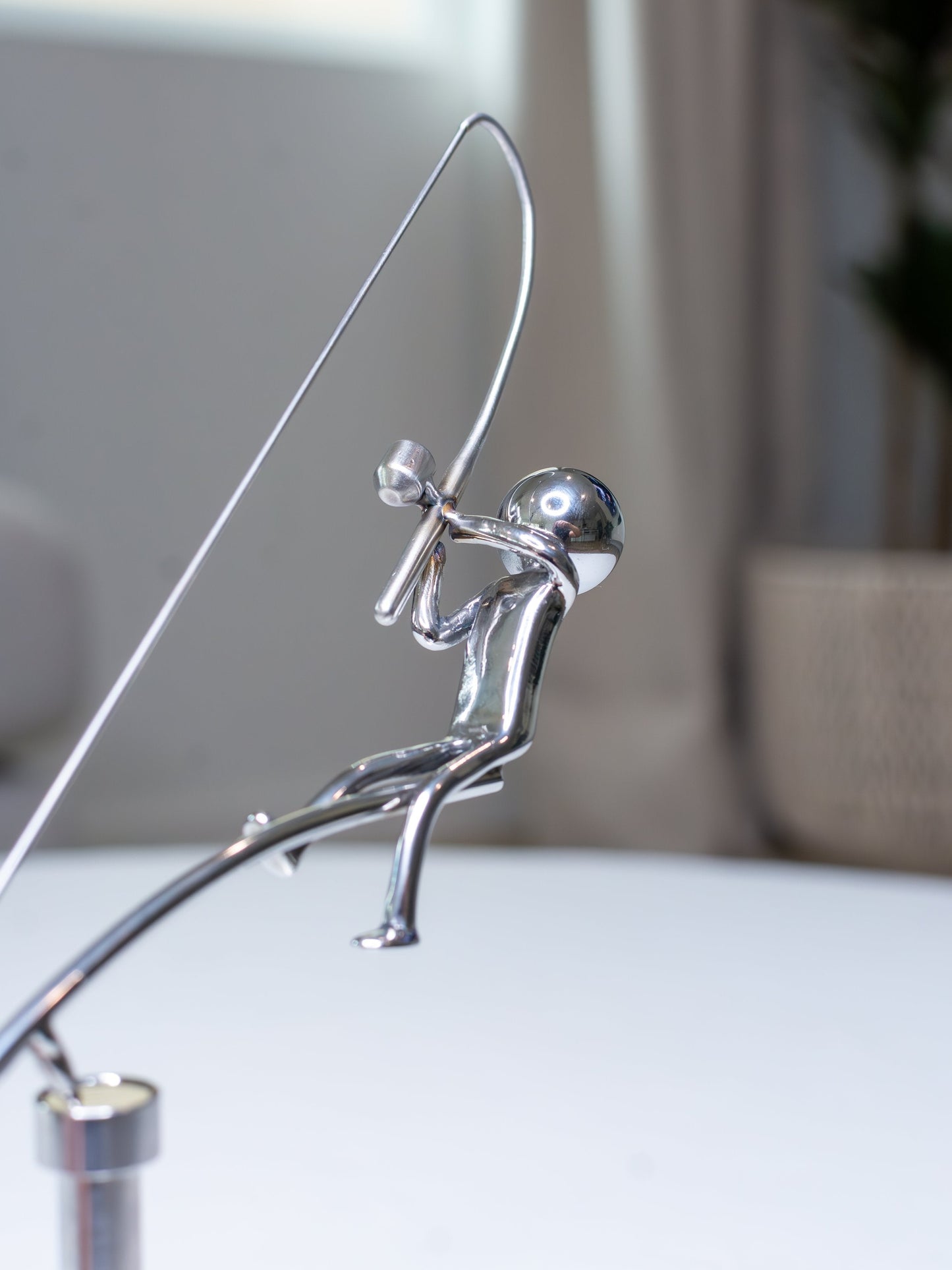 Escultura de pescador en equilibrio-ES