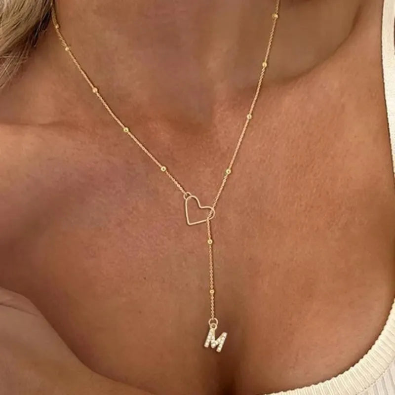 Collar en forma de Y con inicial y corazón-ES