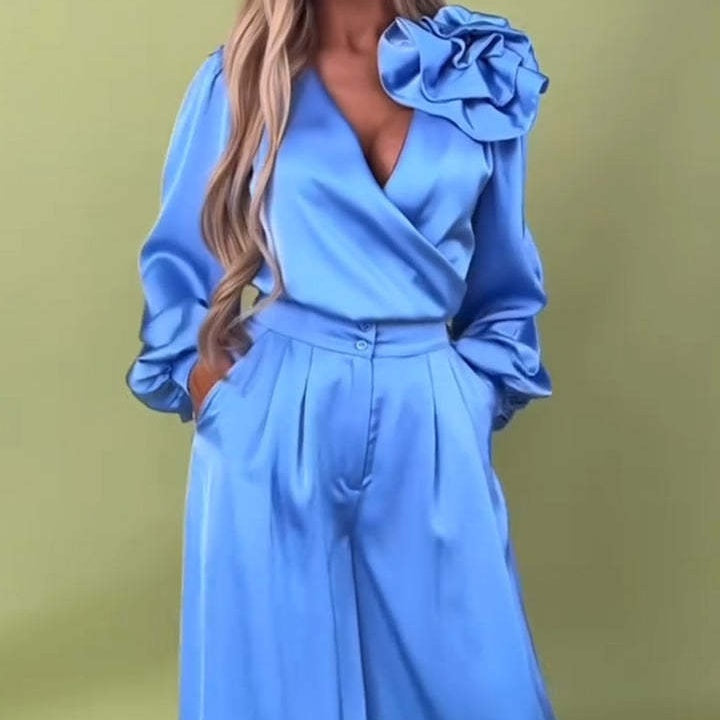 Lujoso conjunto con camisa de satén y pantalón ancho.-ES