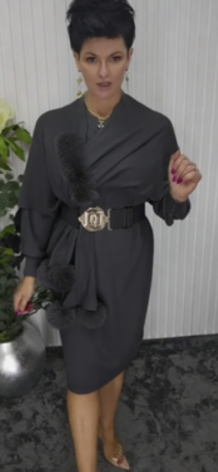 Suknelė ilgomis rankovėmis ir apvalia iškirpte, su pliušiniais elementais dekoruota skara.-LT