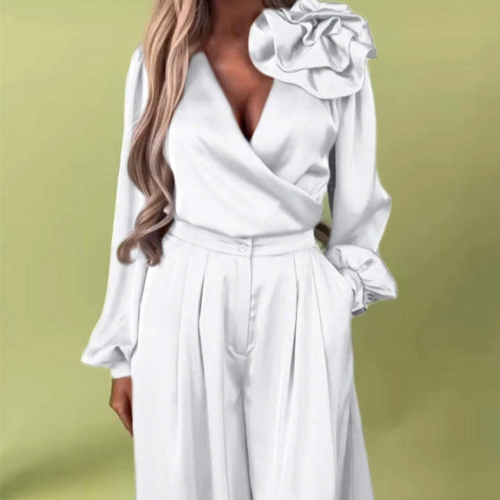 Lujoso conjunto con camisa de satén y pantalón ancho.-ES