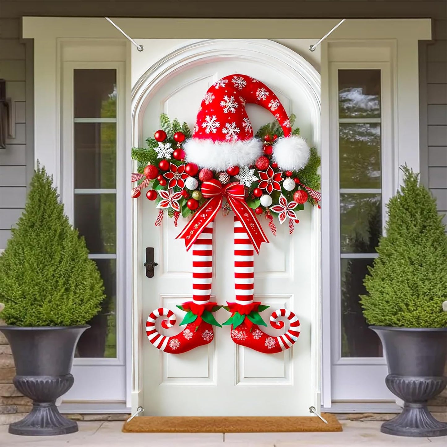 Pancarta navideña con piernas de elfo en la puerta.-ES