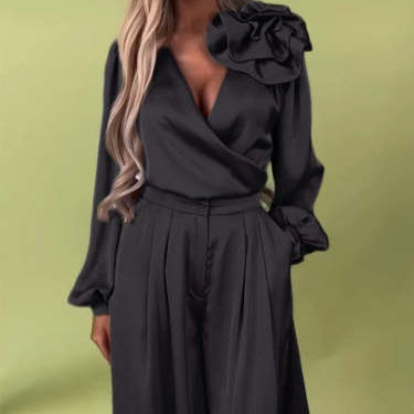 Lujoso conjunto con camisa de satén y pantalón ancho.-ES