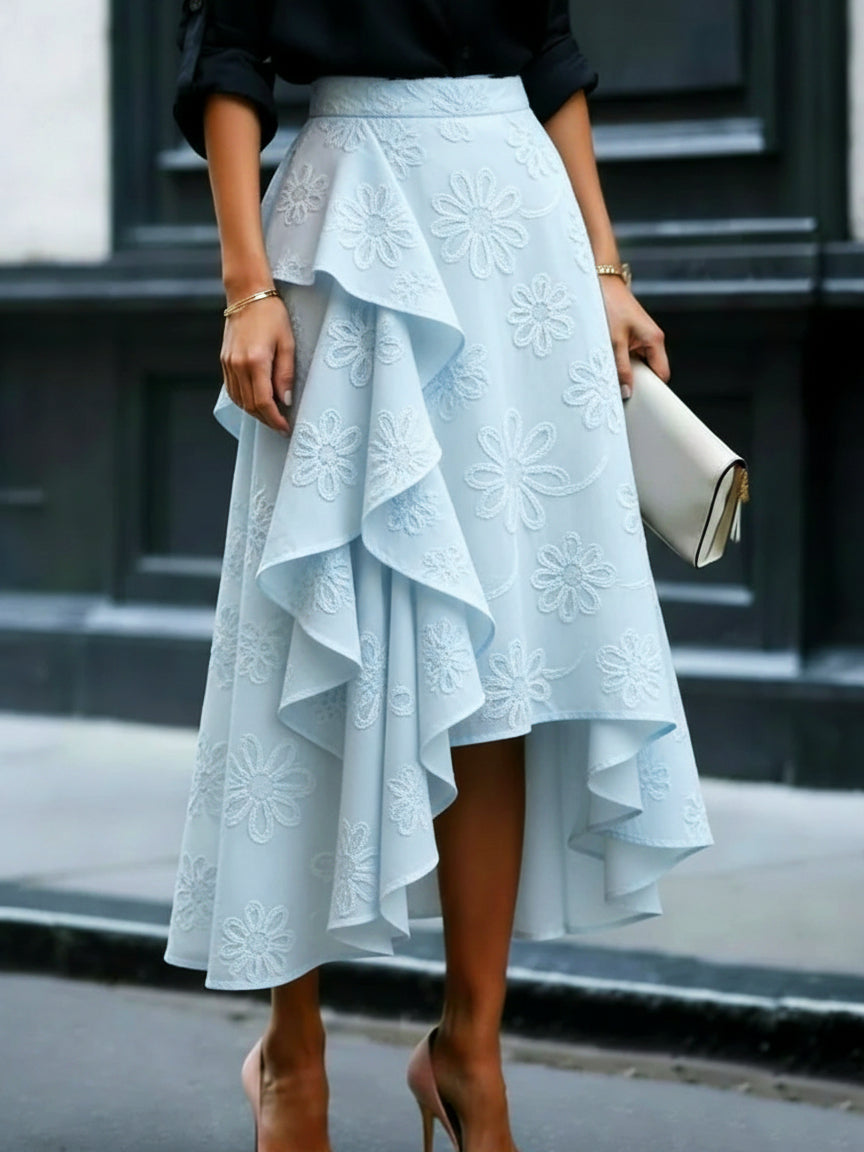 Falda elegante y romántica con volantes y bordados florales.-ES