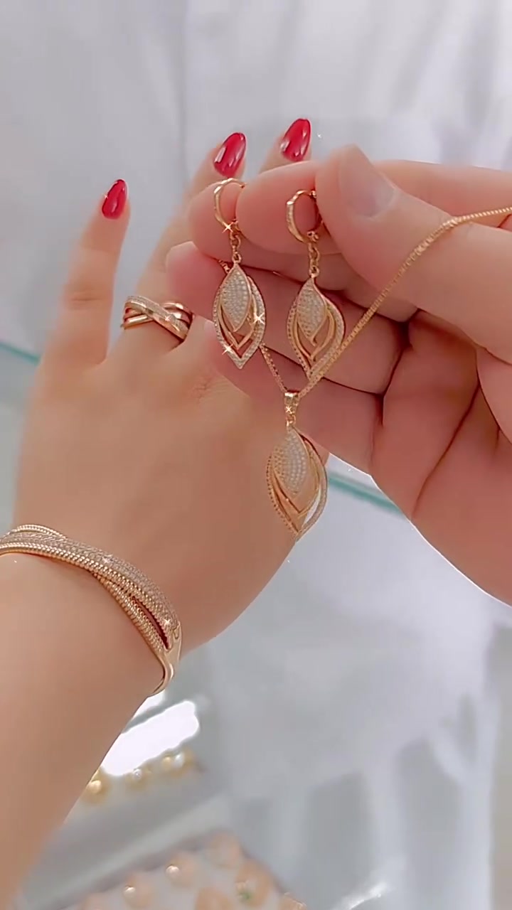 Un conjunto elegante y versátil compuesto por tres piezas: una pulsera, un anillo y un collar.-ES