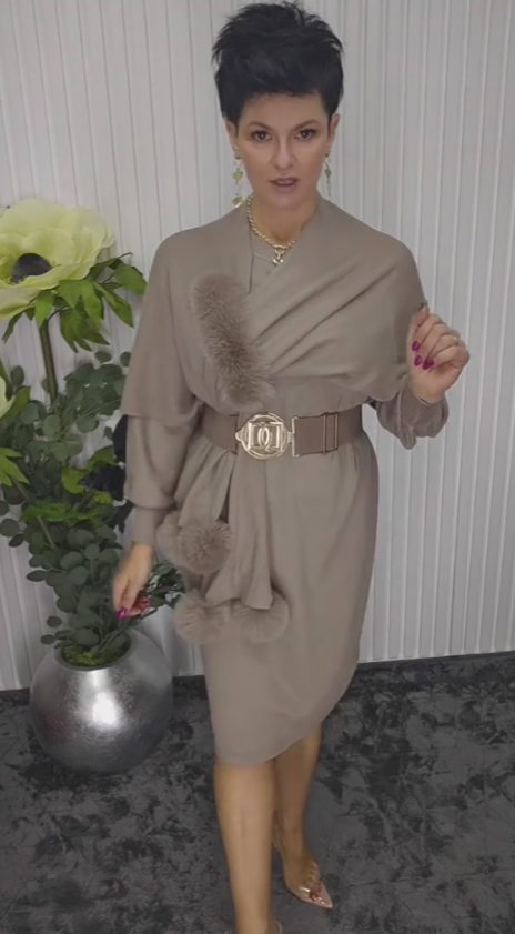 Suknelė ilgomis rankovėmis ir apvalia iškirpte, su pliušiniais elementais dekoruota skara.-LT