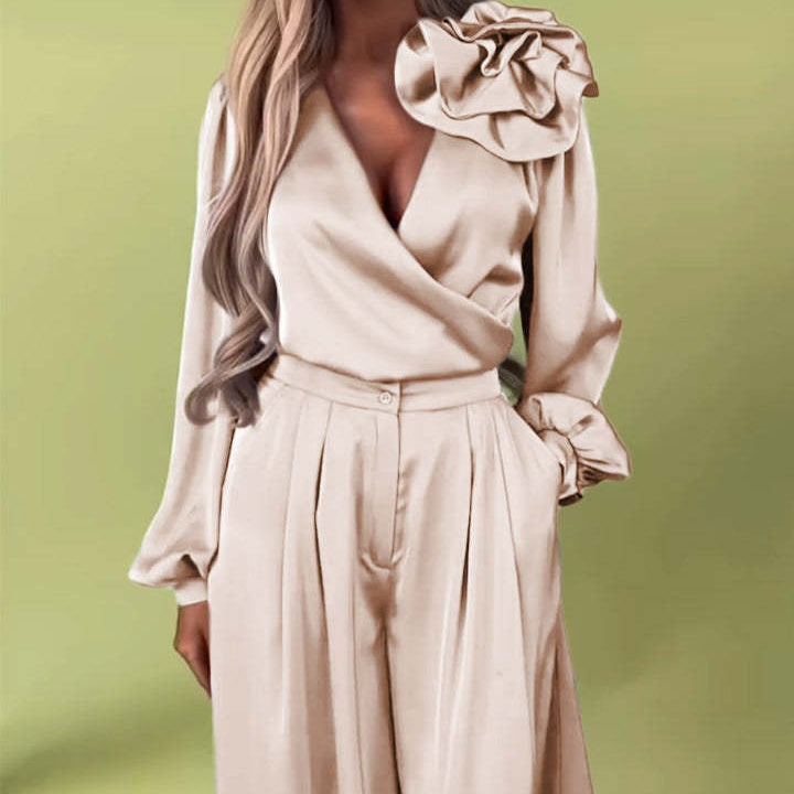 Lujoso conjunto con camisa de satén y pantalón ancho.-ES