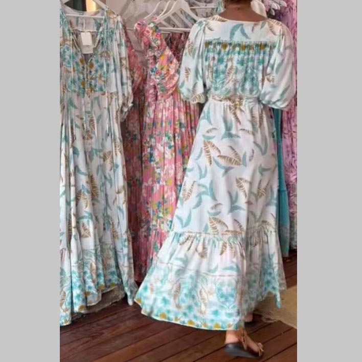Vestido largo moderno de mujer con cinturón y escote.-ES