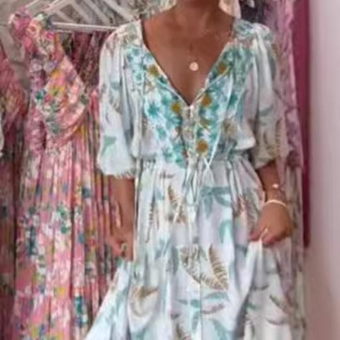Vestido largo moderno de mujer con cinturón y escote.-ES