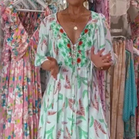 Vestido largo moderno de mujer con cinturón y escote.-ES
