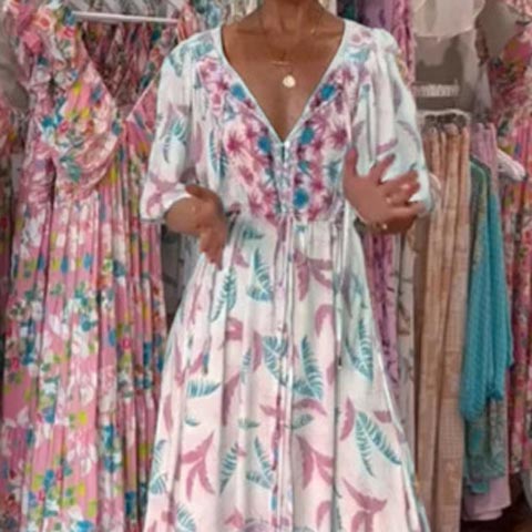 Vestido largo moderno de mujer con cinturón y escote.-ES