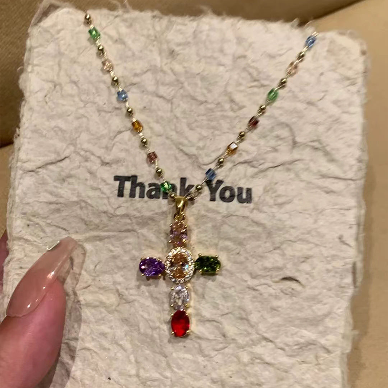 Spalvingi karoliai su krištoliniu kryželiu-LT